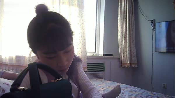 牛奶哥搞完朋友的老婆再搞人家上大二的女儿720P高清无水印